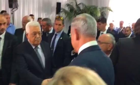 Ιστορική χειραψία Νετανιάχου-Αμπάς στην κηδεία του Πέρες – ΒΙΝΤΕΟ