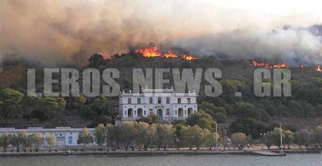 Πυρκαγιά σε περιοχή κοντά στο hot spot της Λέρου – Συμπλοκές προσφύγων