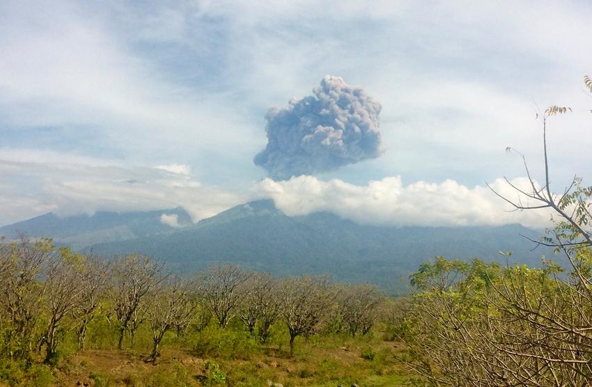 «Ξύπνησε» ηφαίστειο στην Ινδονησία – Αναζητούν τουρίστες