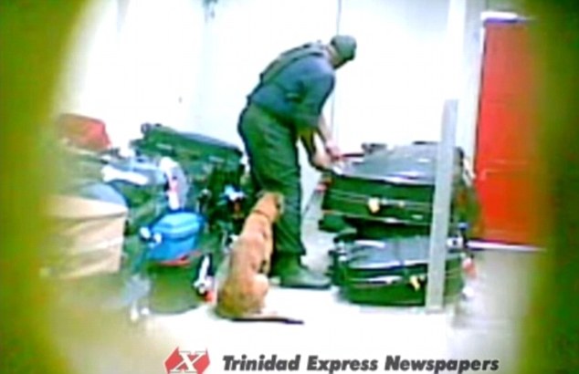 Βίντεο που θα σας πείσει να κλειδώνετε τις αποσκευές σας όταν ταξιδεύετε με αεροπλάνο