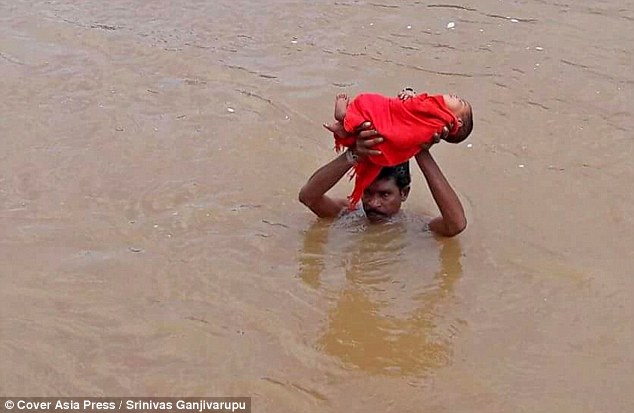 Η φωτογραφία που συγκλονίζει – Περπατούσε δύο ώρες στο ποτάμι για να σώσει το παιδί του