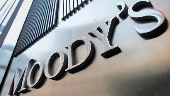 Moody’s: Θετική για το αξιόχρεο των ελληνικών τραπεζών η μείωση των κόκκινων δανείων