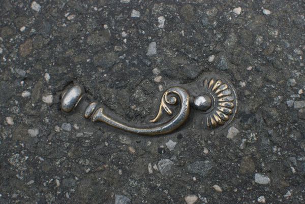 perierga.gr - Αντικείμενα που έγιναν ένα με το οδόστρωμα!