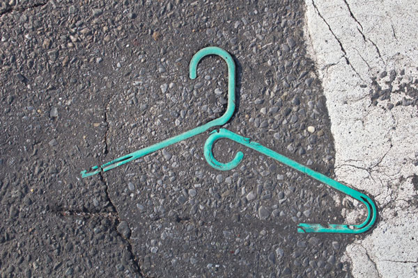 perierga.gr - Αντικείμενα που έγιναν ένα με το οδόστρωμα!