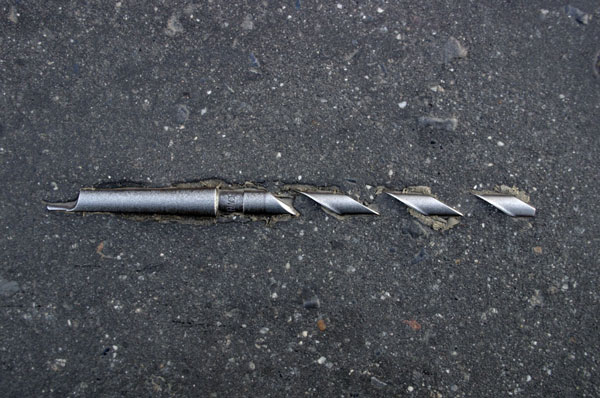 perierga.gr - Αντικείμενα που έγιναν ένα με το οδόστρωμα!