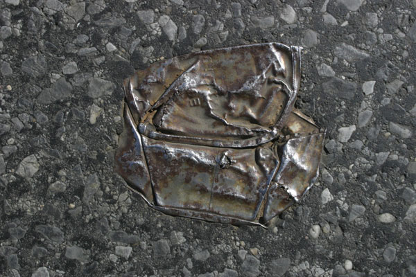 perierga.gr - Αντικείμενα που έγιναν ένα με το οδόστρωμα!