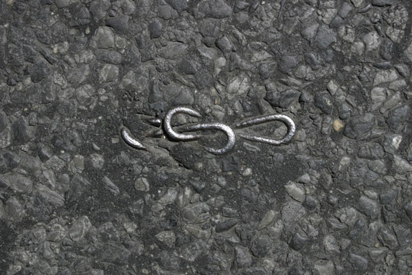 perierga.gr - Αντικείμενα που έγιναν ένα με το οδόστρωμα!