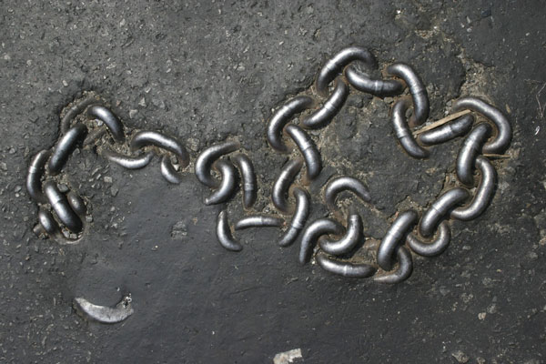 perierga.gr - Αντικείμενα που έγιναν ένα με το οδόστρωμα!