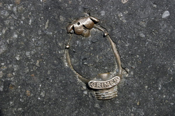 perierga.gr - Αντικείμενα που έγιναν ένα με το οδόστρωμα!