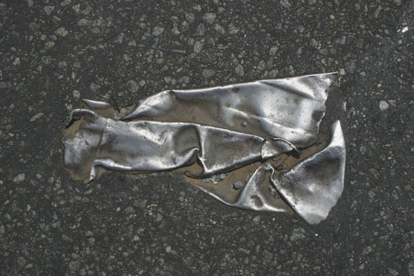 perierga.gr - Αντικείμενα που έγιναν ένα με το οδόστρωμα!