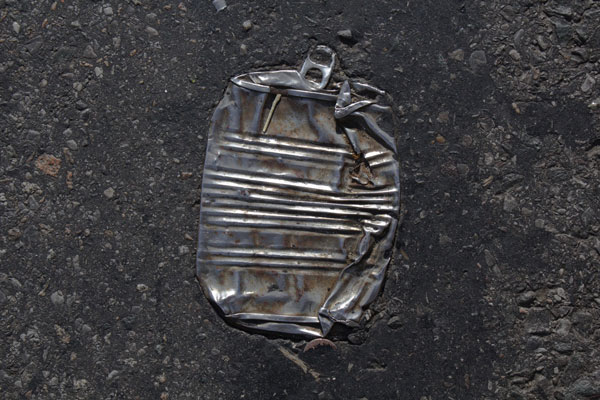 perierga.gr - Αντικείμενα που έγιναν ένα με το οδόστρωμα!