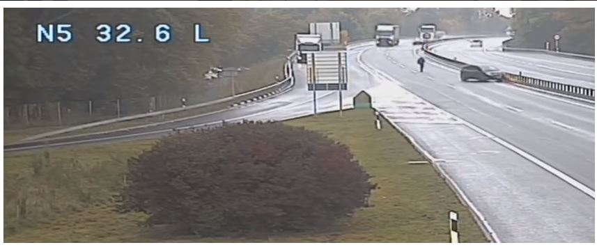 Ξέχασε να βάλει χειρόφρενο και… κυνηγούσε το αυτοκίνητό του