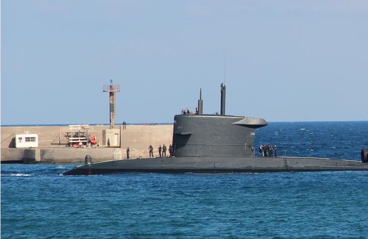 Η εντυπωσιακή είσοδος ΝΑΤΟικού υποβρυχίου στο λιμάνι Ηρακλείου – ΦΩΤΟ