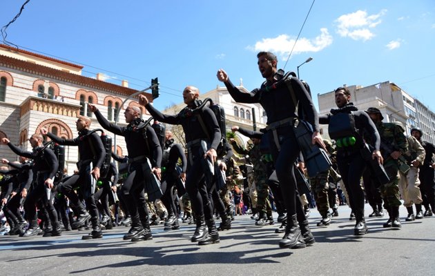 Τα συνθήματα των ΟΥΚάδων στην παρέλαση – ΒΙΝΤΕΟ