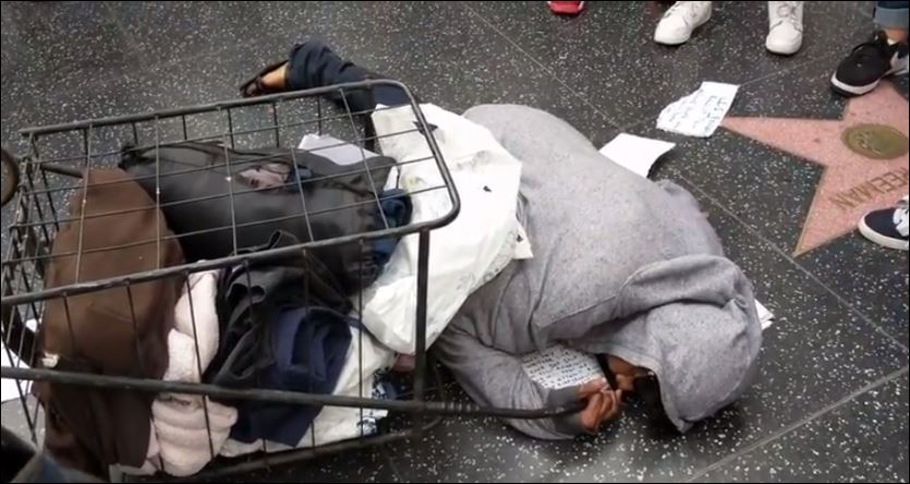 Επίθεση δέχτηκε η άστεγη γυναίκα που φρουρούσε το αστέρι του Τραμπ στο Χόλιγουντ