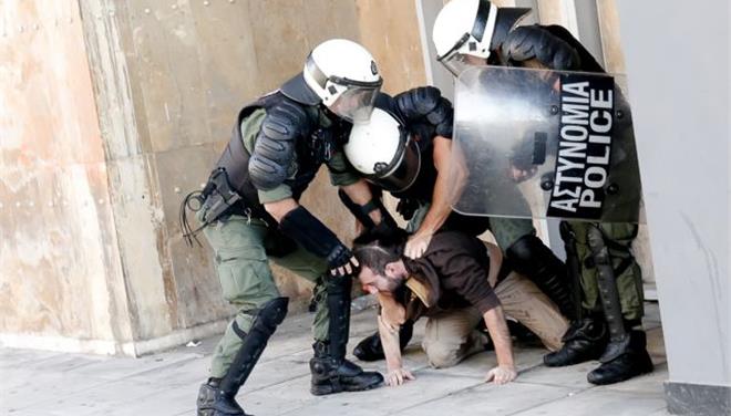 Οι συγκρούσεις για τους πλειστηριασμούς σε μια συγκλονιστική φωτογραφία