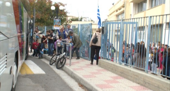 Ένταση με γονείς σε σχολείο της Αυλίδας για τα παιδιά προσφύγων – ΤΩΡΑ