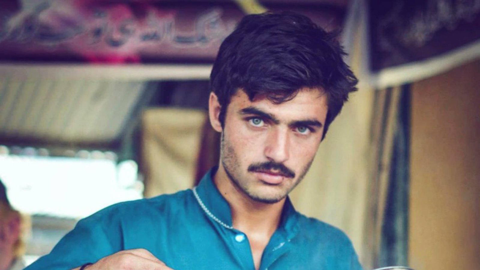 Ο πωλητής τσαγιού από το Πακιστάν που έγινε μοντέλο χάρη στα social media – ΦΩΤΟ
