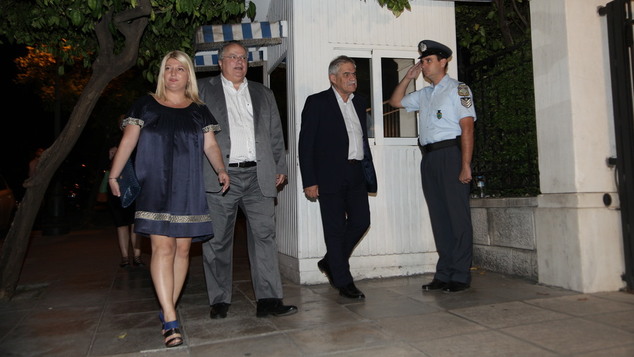 Βουλευτής του ΣΥΡΙΖΑ απαντά στα σχόλια για το ντύσιμό της στο Mέγαρο Μαξίμου
