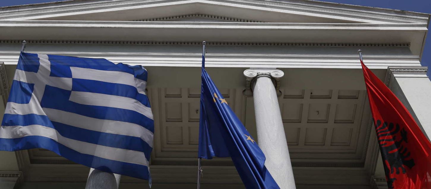 Καταγγελία για «διαπλοκή» αξιωματούχου της ΕΕ πίσω από το «τσάμικο»