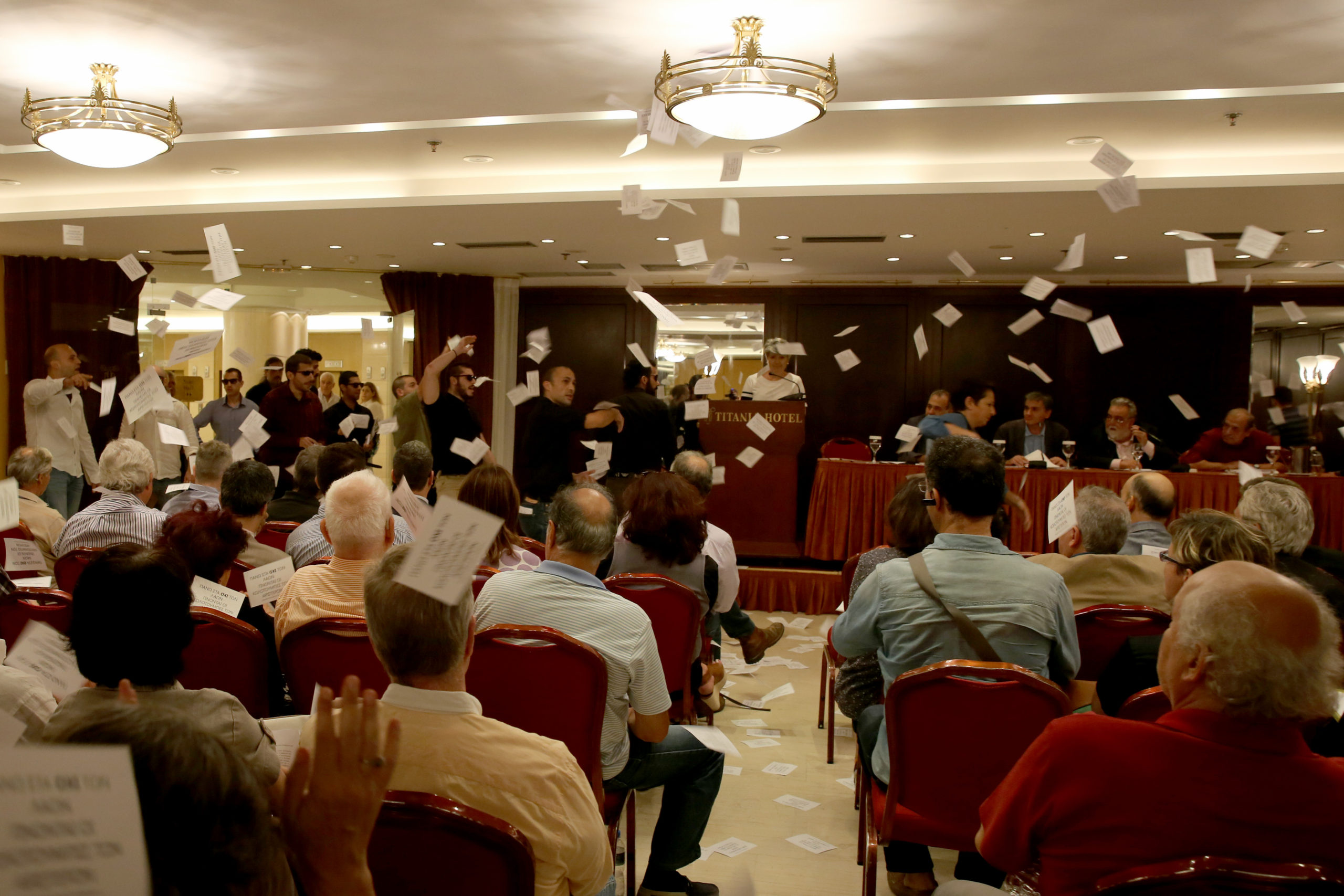 Η στιγμή της εισβολής του Ρουβίκωνα σε εκδήλωση του ΣΥΡΙΖΑ – ΒΙΝΤΕΟ