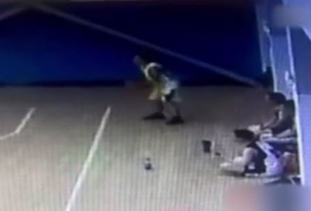 Αυτοκίνητο προκάλεσε πανικό σε γήπεδο μπάσκετ – ΒΙΝΤΕΟ