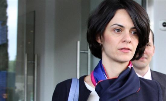 H Βελκουλέσκου ανέβαλε την έλευσή της στην Αθήνα