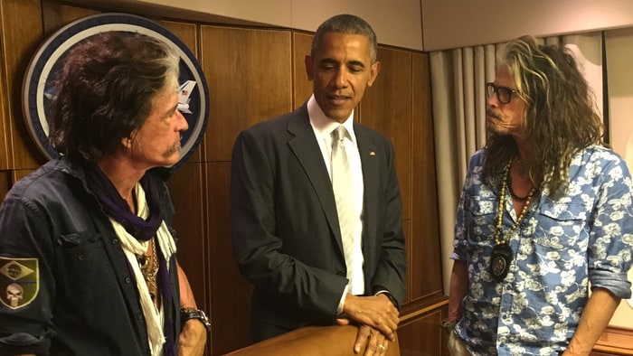 ΗΠΑ: Ο Ομπάμα με τους Aerosmith στο Air Force One – ΦΩΤΟ
