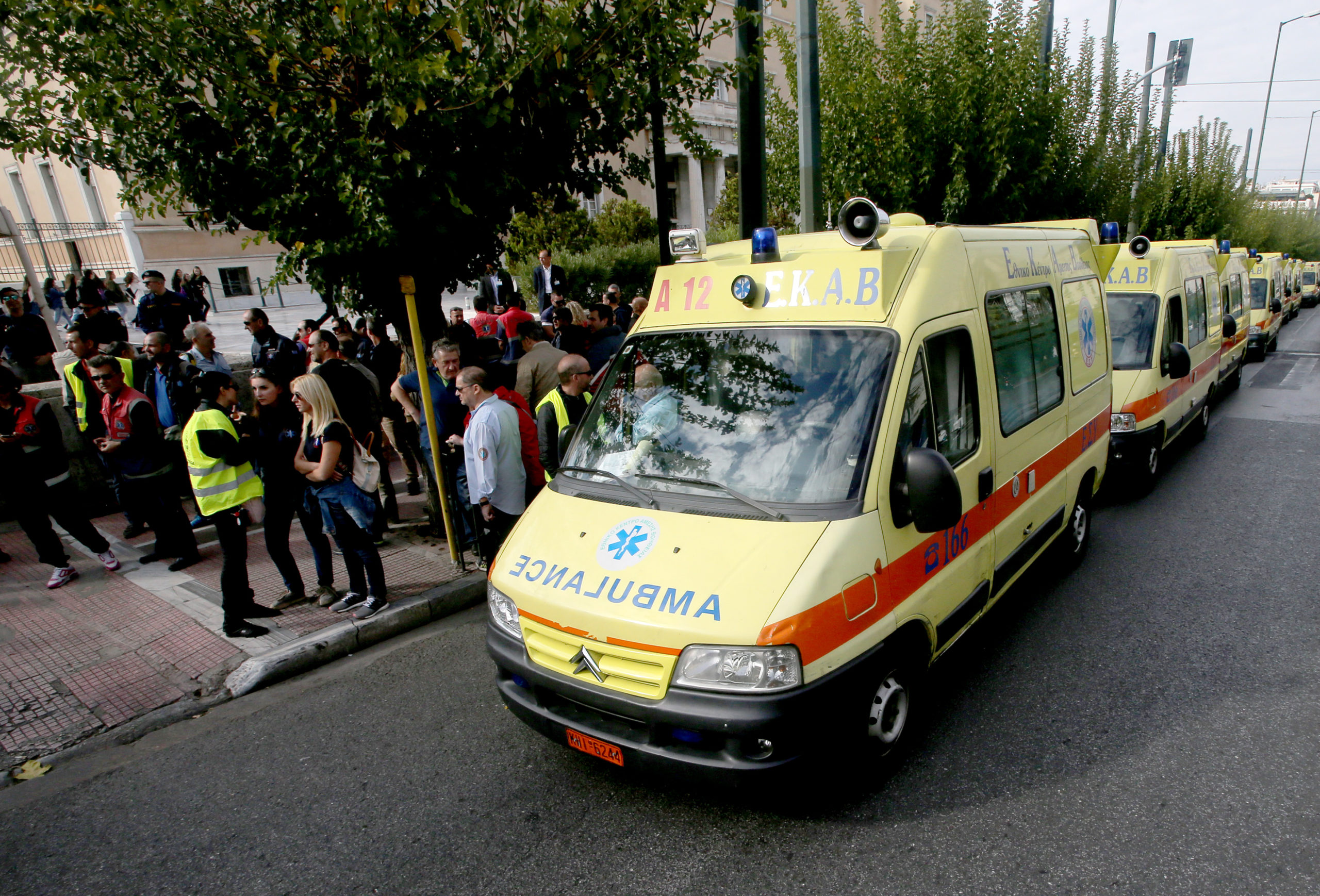 Δεκάδες ασθενοφόρα μπροστά από τη Βουλή – ΦΩΤΟ