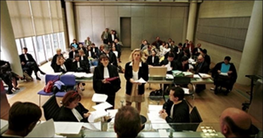 Η πρώτη ΦΩΤΟ από την εκκένωση του δικαστηρίου στο Παρίσι