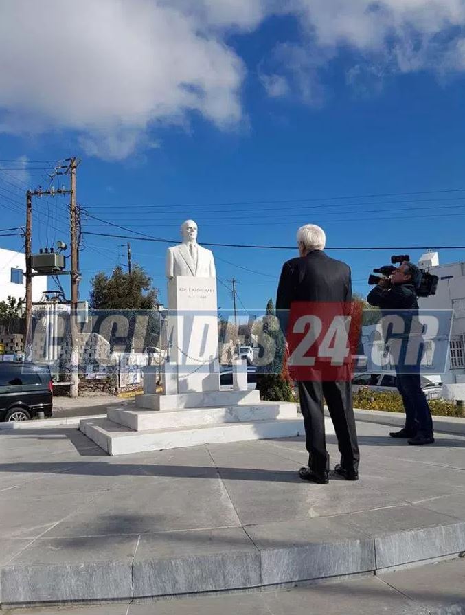Η επίσκεψη του Παυλόπουλου στο άγαλμα του Κωνσταντίνου Καραμανλή στη Μύκονο – ΦΩΤΟ
