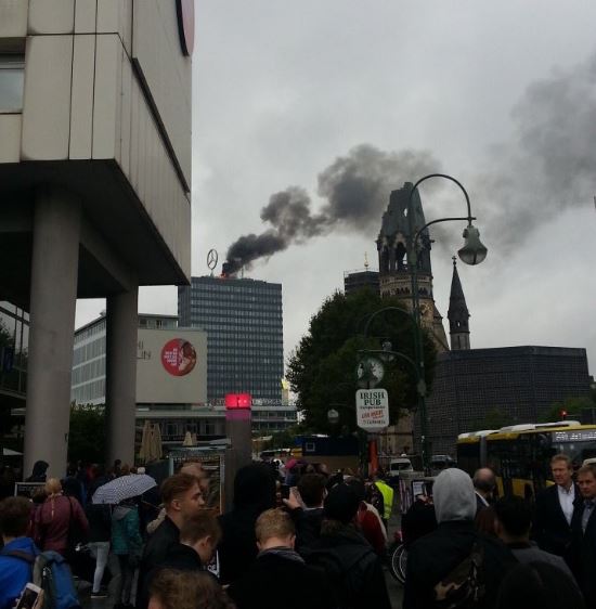 Φωτιά σε εμπορικό κέντρο στο Βερολίνο – ΦΩΤΟ – ΒΙΝΤΕΟ