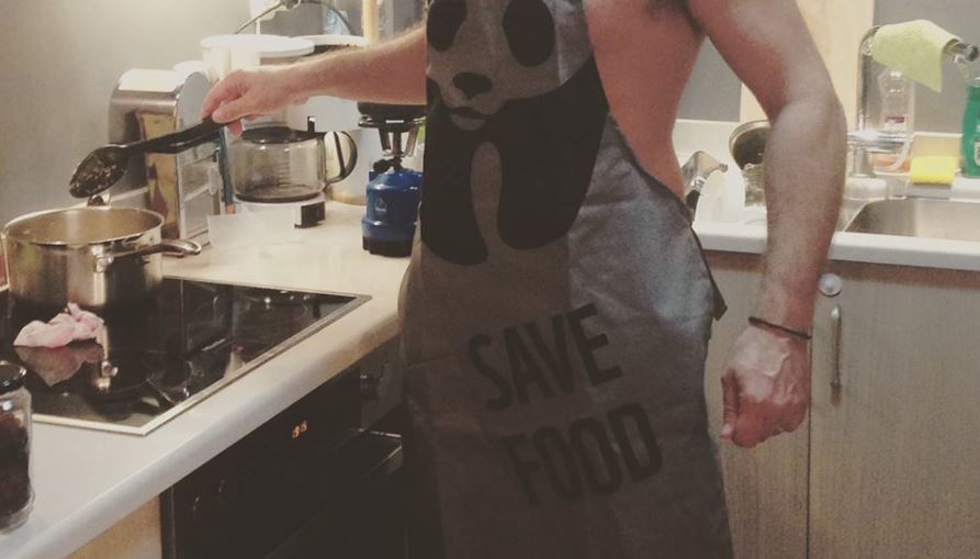 Πρώην βουλευτής φόρεσε την ποδιά του σεφ – ΦΩΤΟ