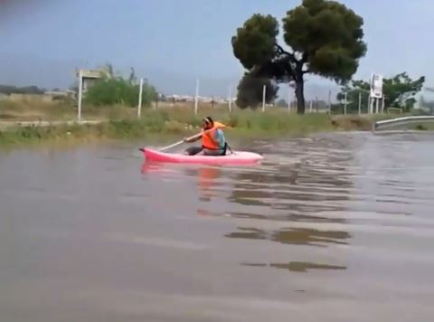 Έκανε κανό στην πλημμυρισμένη Γλυφάδα – ΒΙΝΤΕΟ