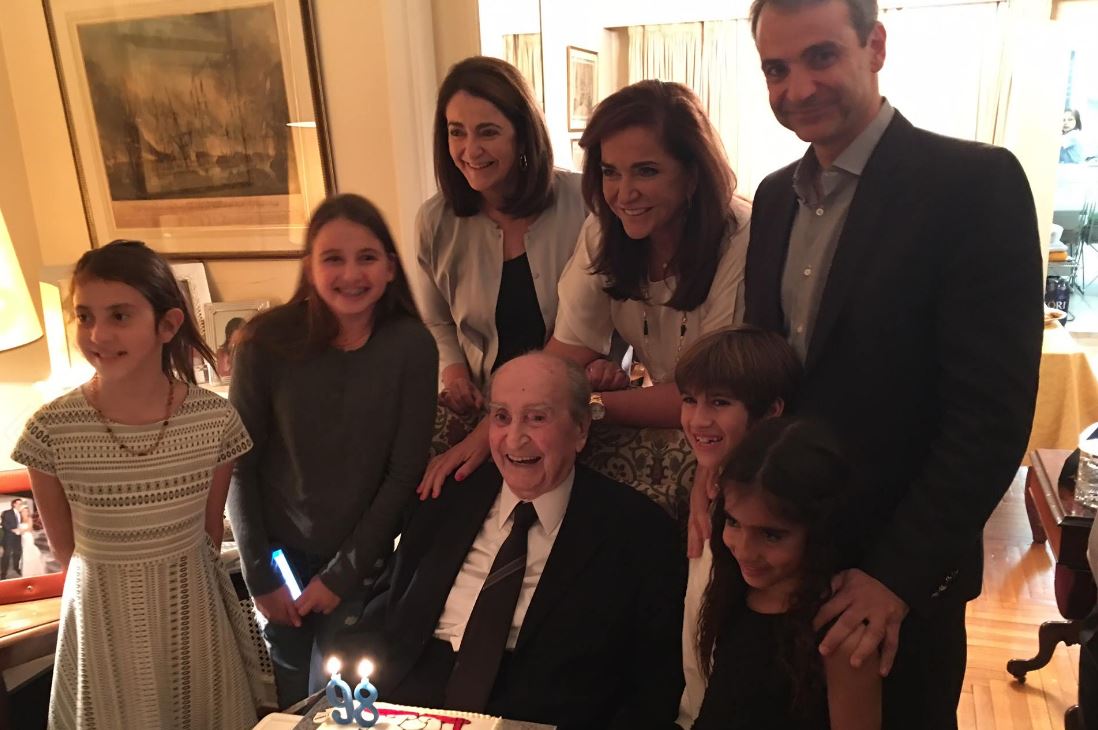 Η τούρτα γενεθλίων του Κωνσταντίνου Μητσοτάκη με τον… Μαθουσαλίξ – ΦΩΤΟ