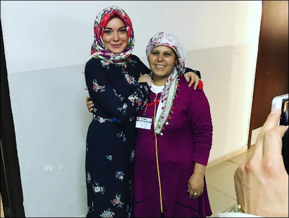 Η Λίντσεϊ Λόχαν στο πλευρό των προσφύγων στην Τουρκία – ΦΩΤΟ