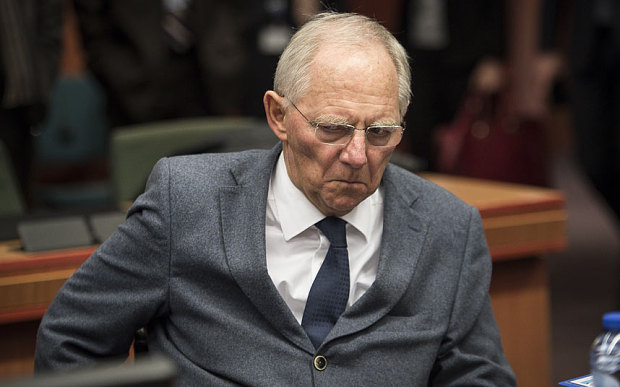 Stuttgarter Nachrichten: Ο Σόιμπλε θέλει να αποφύγει την ελάφρυνση του ελληνικού χρέους έως τις εκλογές