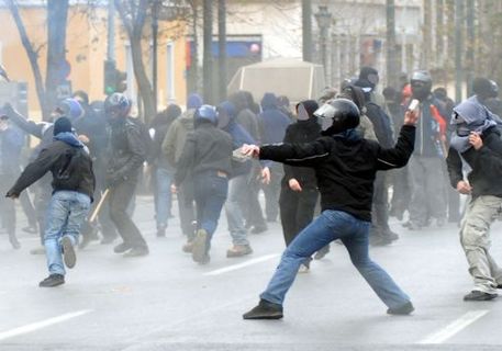Θεσσαλονίκη – Κουκουλοφόροι έριξαν μολότοφ σε αστυνομικούς
