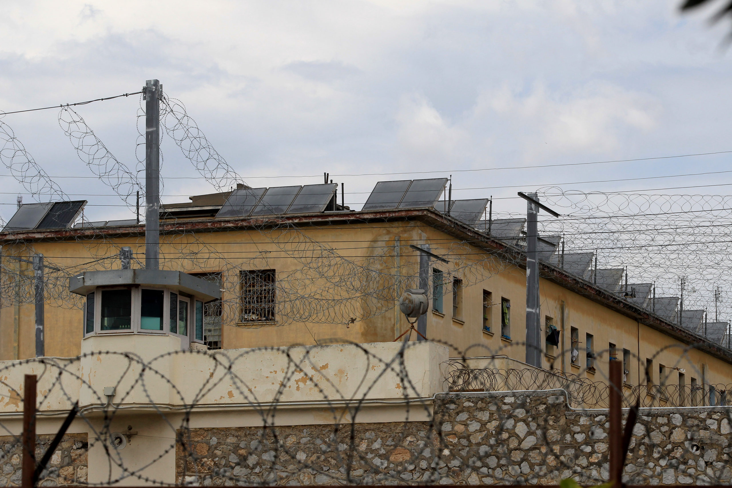Φυλακές Κορυδαλλού: Έφοδος της ΕΛ.ΑΣ. στα κελιά – Εντοπίστηκαν αυτοσχέδια όπλα, κινητά και ναρκωτικά – ΒΙΝΤΕΟ