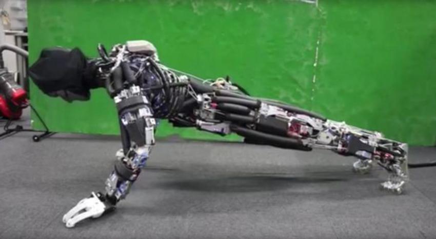 Ρομπότ κάνει push ups και… ιδρώνει – BINTEO