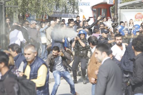 Επεισόδια μεταξύ διαδηλωτών – αστυνομίας στην Άγκυρα – ΦΩΤΟ