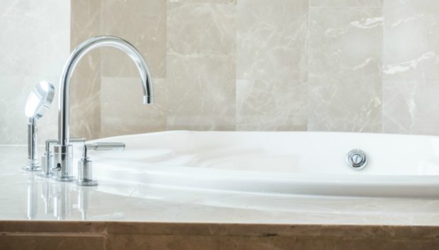 Αυτό είναι το μεγαλύτερο λάθος που κάνετε όταν καθαρίζετε την μπανιέρα