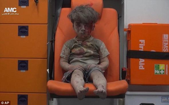 Ο Άσαντ προκαλεί: Ψεύτικη η φωτογραφία του παιδιού στο ασθενοφόρο – ΒΙΝΤΕΟ