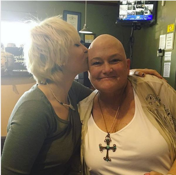 Η Πάρις Τζάκσον στο πλευρό της μητέρα της που κάνει χημειοθεραπείες- ΦΩΤΟ