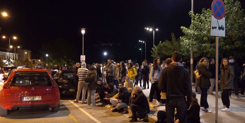 Στο παραλίμνιο και τις πλατείες πέρασαν τη νύχτα οι Γιαννιώτες – ΒΙΝΤΕΟ