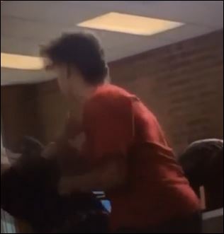 Βίντεο που σοκάρει – Μαθητής ρίχνει αναίσθητο με αγκωνιά συμμαθητή του