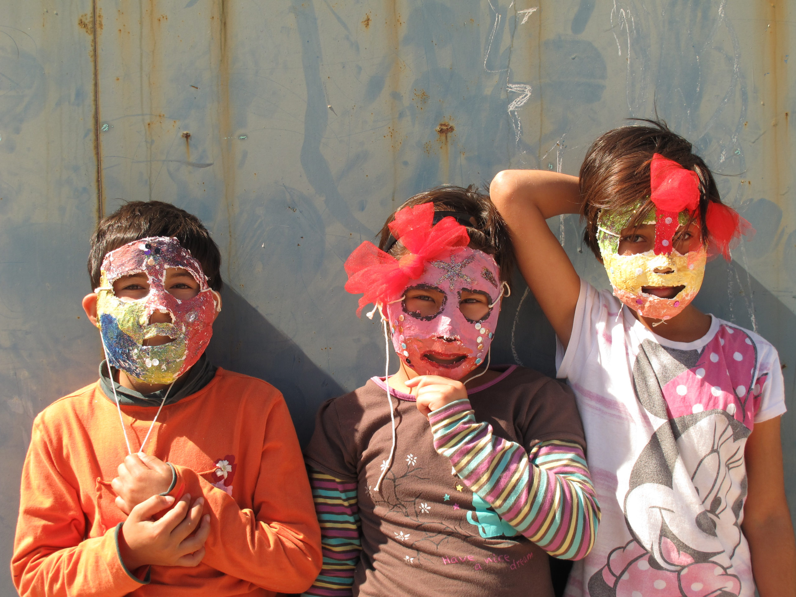 Παιδιά πρόσφυγες κατασκεύασαν και ζωγράφισαν μάσκες – ΦΩΤΟ
