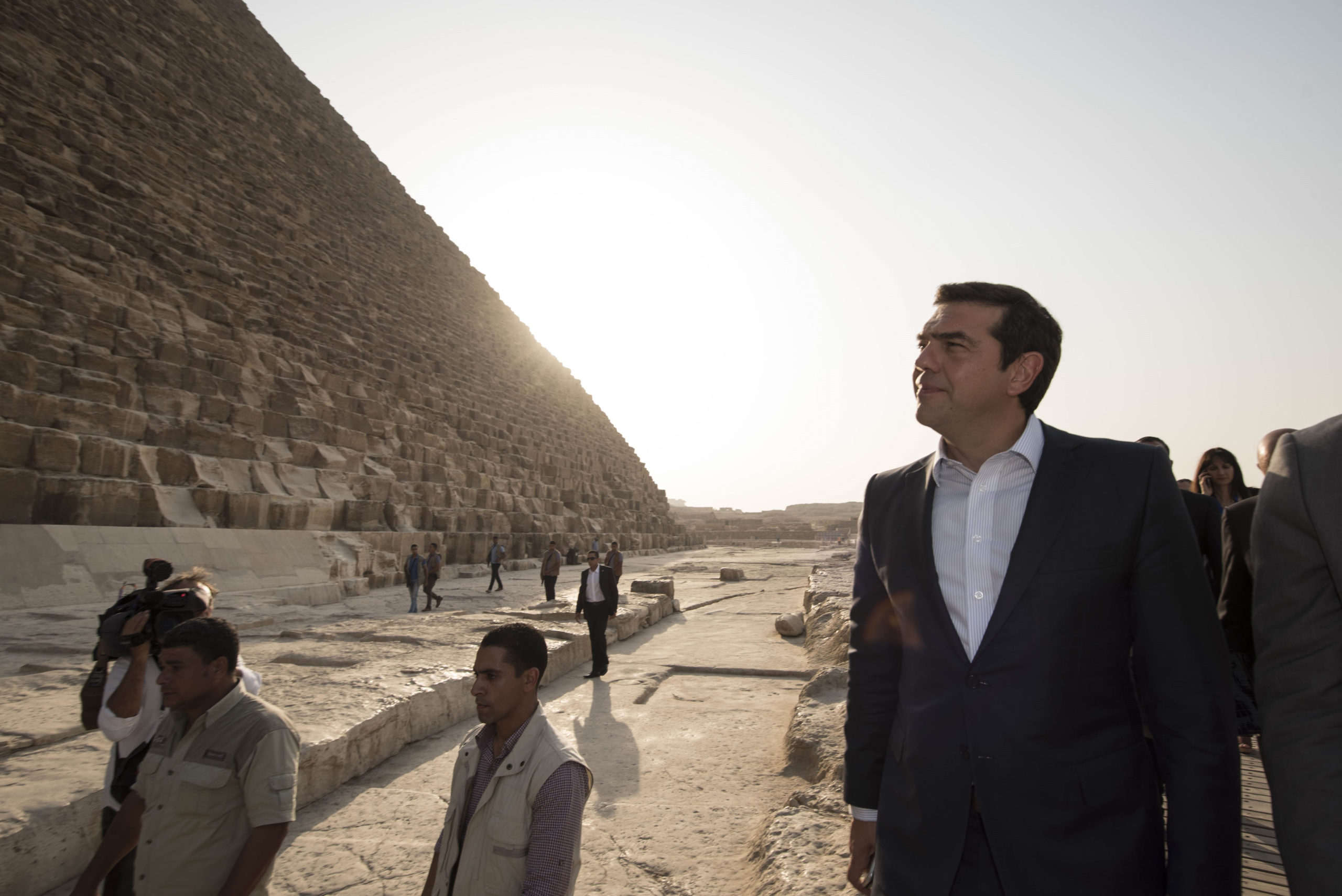 Η βόλτα του Τσίπρα στις πυραμίδες της Αιγύπτου – ΦΩΤΟ
