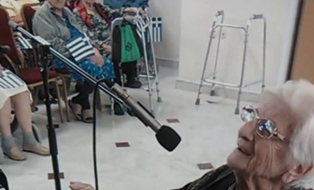 Μαθήματα πιάνου από την γλυκιά αιωνόβια γερόντισσα – ΒΙΝΤΕΟ