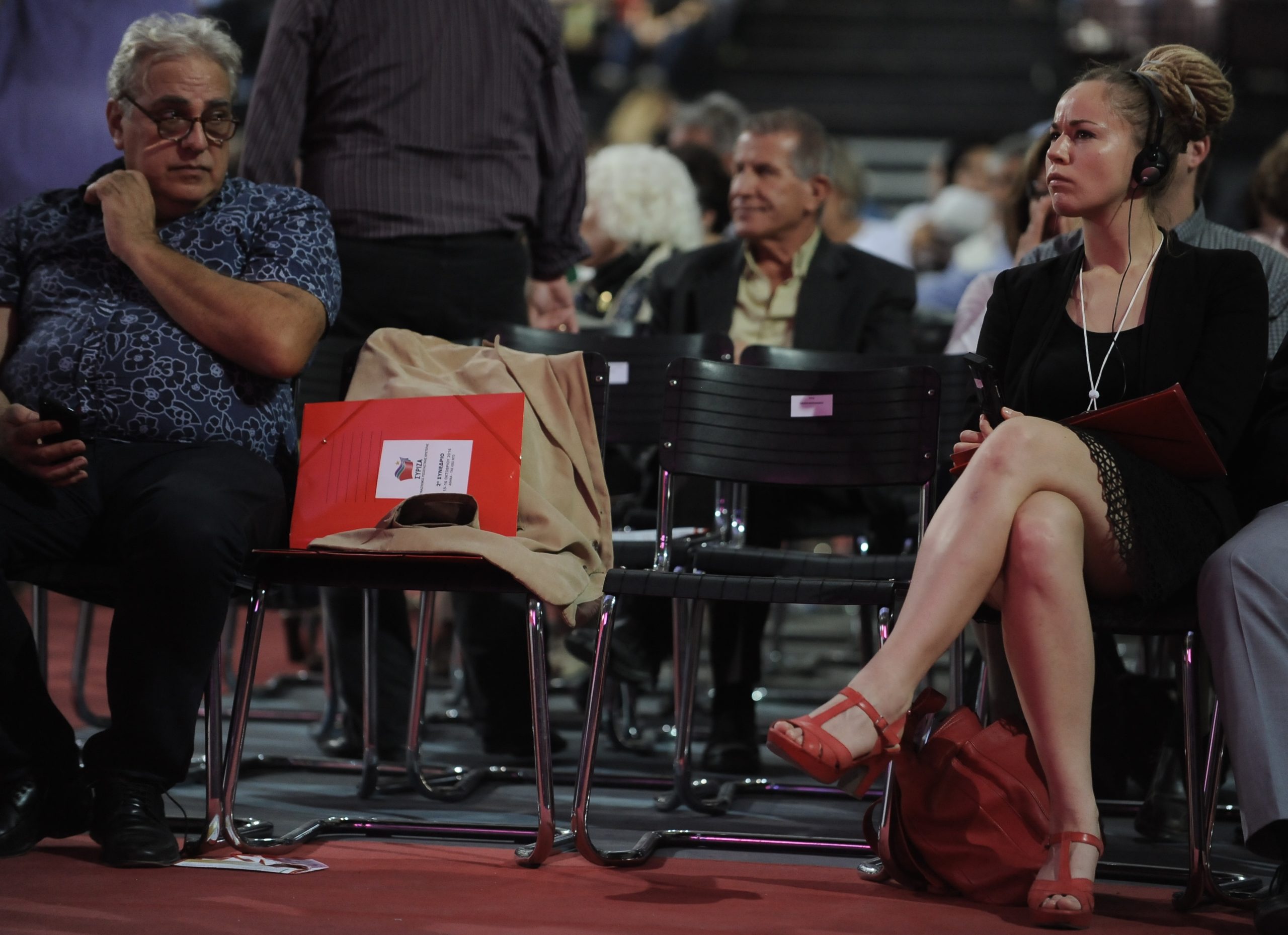 Η μυστηριώδης γυναίκα που συγκέντρωσε τα βλέμματα στο συνέδριο του ΣΥΡΙΖΑ – ΦΩΤΟ